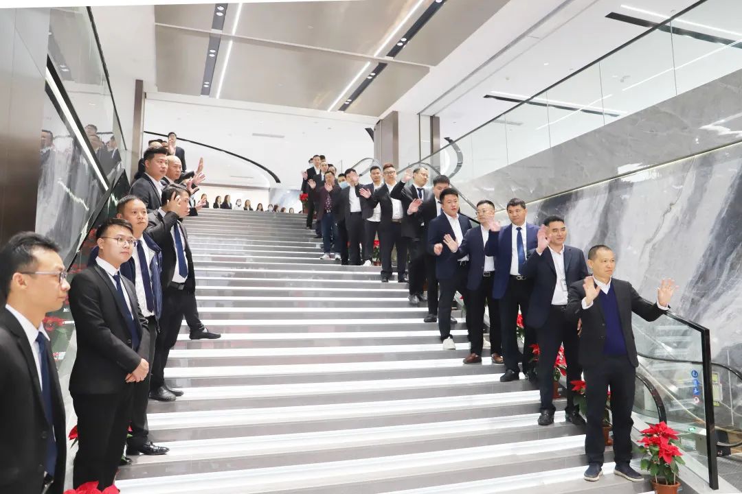 全体bifa必发员工在公司神位前有序地接待仪式